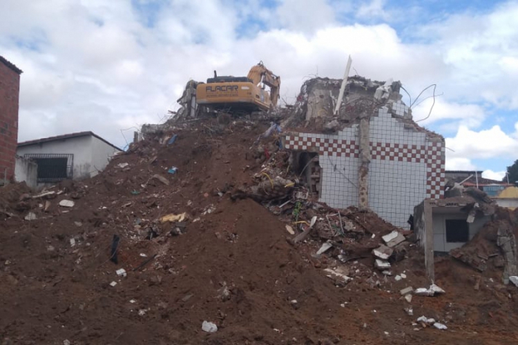 Obras para a demolição ocorrem desde a última sexta-feira, 28.(foto: Divulgação/Defesa Civil)