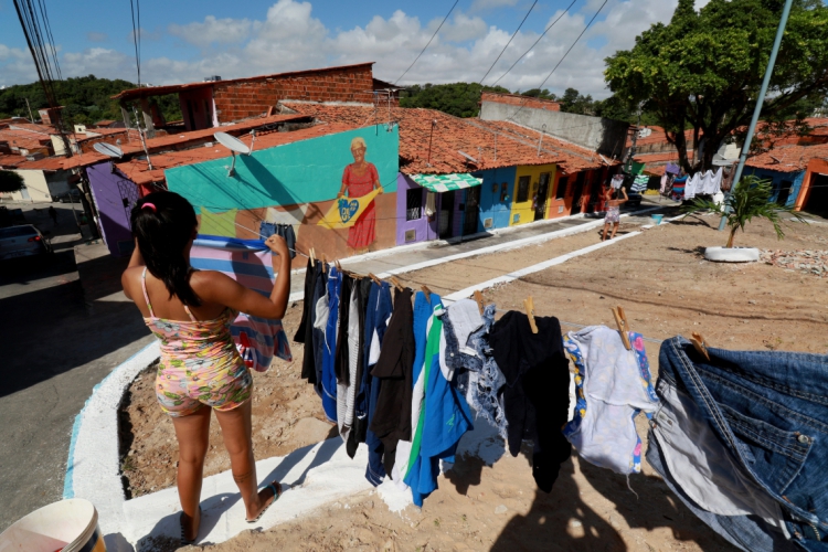FORTALEZA,CE,BRASIL,02.07.2019: Comunidade do Morro Santa Teresiinha ganha projeto Fortaleza Solidária com casas pintadas, praça reformada e mudinha de plantas. (fotos: Tatiana Fortes/ O POVO).