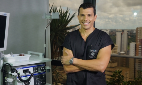 Helmut Poti em sua clínica Digestive Center, no Complexo São Mateus 
