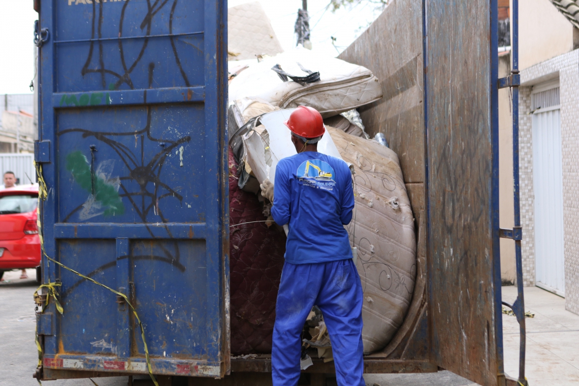 FORTALEZA, CE, BRASIL, 04.07.2019: Contêiner onde são colocados objetos recolhidos do Prédio residencial que tombou na rua Travessa Campo Grande na Maraponga é totalmente demolido. 