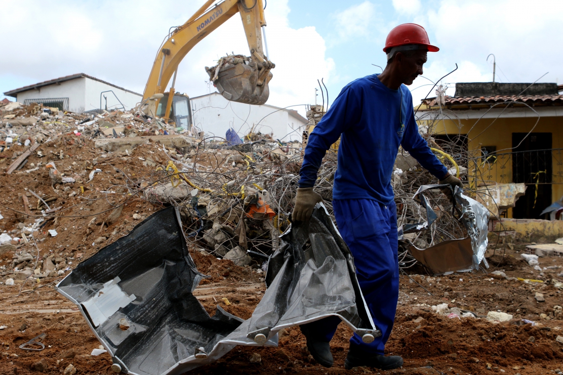 FORTALEZA, CE, BRASIL, 04.07.2019:  Predio residencial que tombou na rua Travessa Campo Grande na Maraponga é totalmente demolido.  