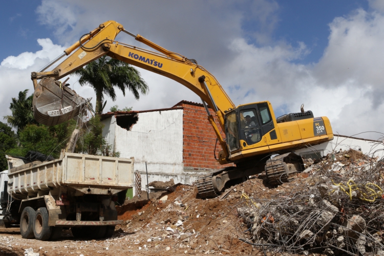 FORTALEZA, CE, BRASIL, 04.07.2019:  Prédio residencial que tombou na rua Travessa Campo Grande n...