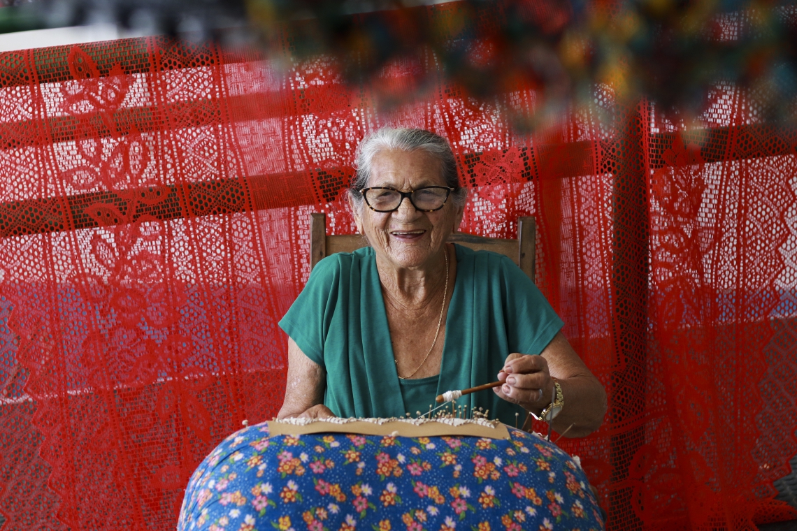 DONA SUSANA, 85 anos, começou a produzir renda aos sete anos (Foto: fotos Tatiana Fortes)