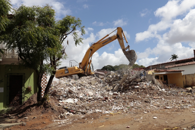 FORTALEZA,CE,BRASIL,05.07.2019: Um maquinário realiza a retirada dos escombros do prédio da Mar...