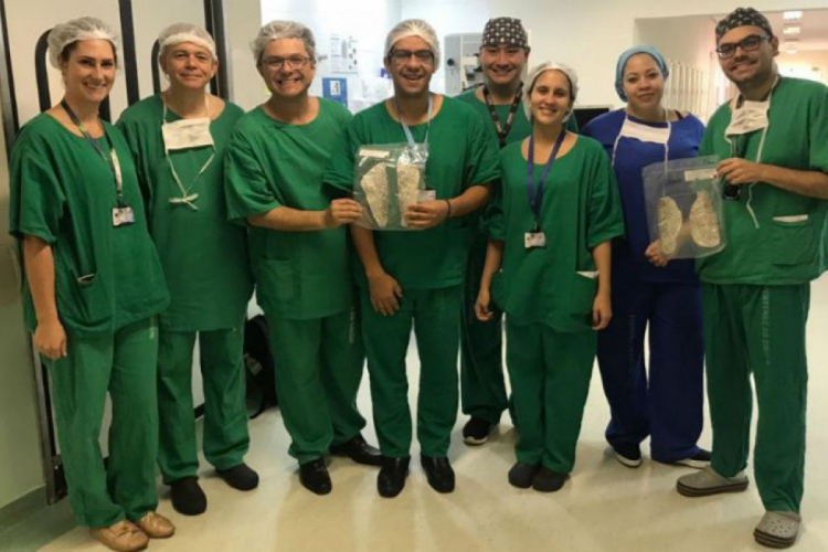 A equipe responsável pela cirurgia. O professor da UFC Leonardo Bezerra (terceiro da esquerda pa...