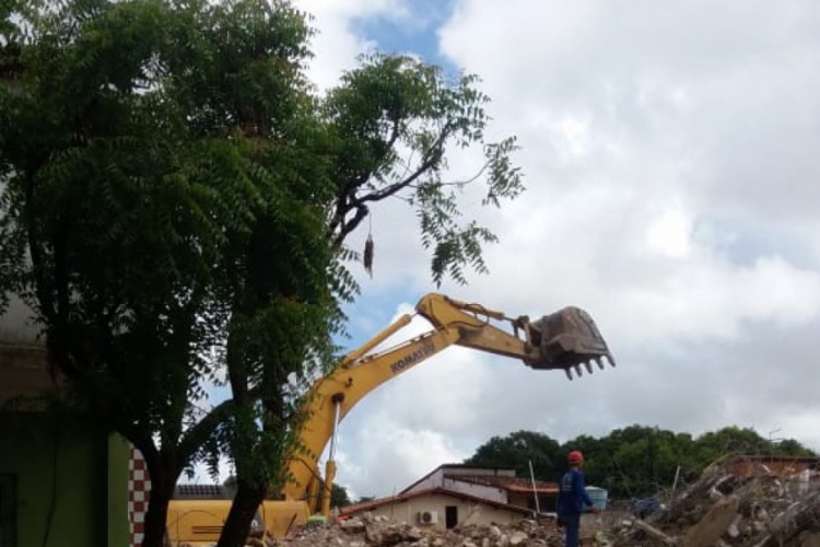 Maquinário segue trabalhando na remoção de entulho da demolição de prédio na Maraponga. 