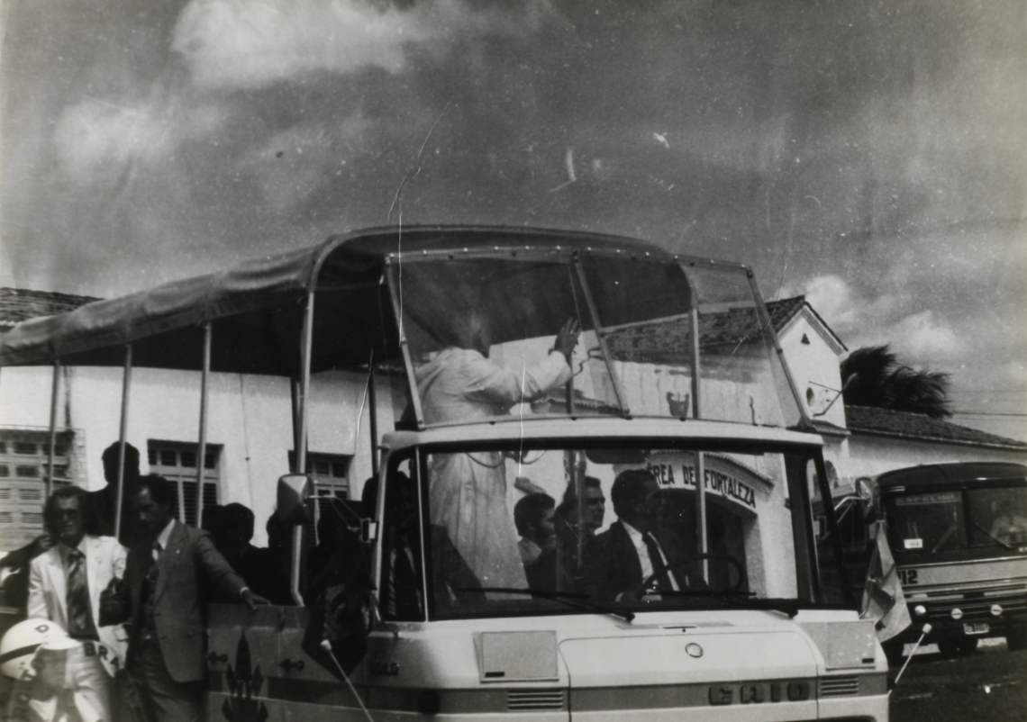 Na foto: Jo&atilde;o Paulo II no Papa m&oacute;vel em Fortaleza