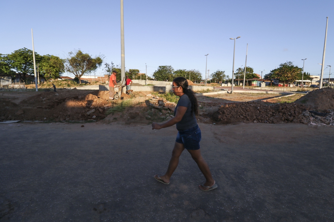 POLO LUIZ GONZAGA: quatro operários trabalhando, material de construção encostado e tratores parados (Foto: Alex Gomes)
