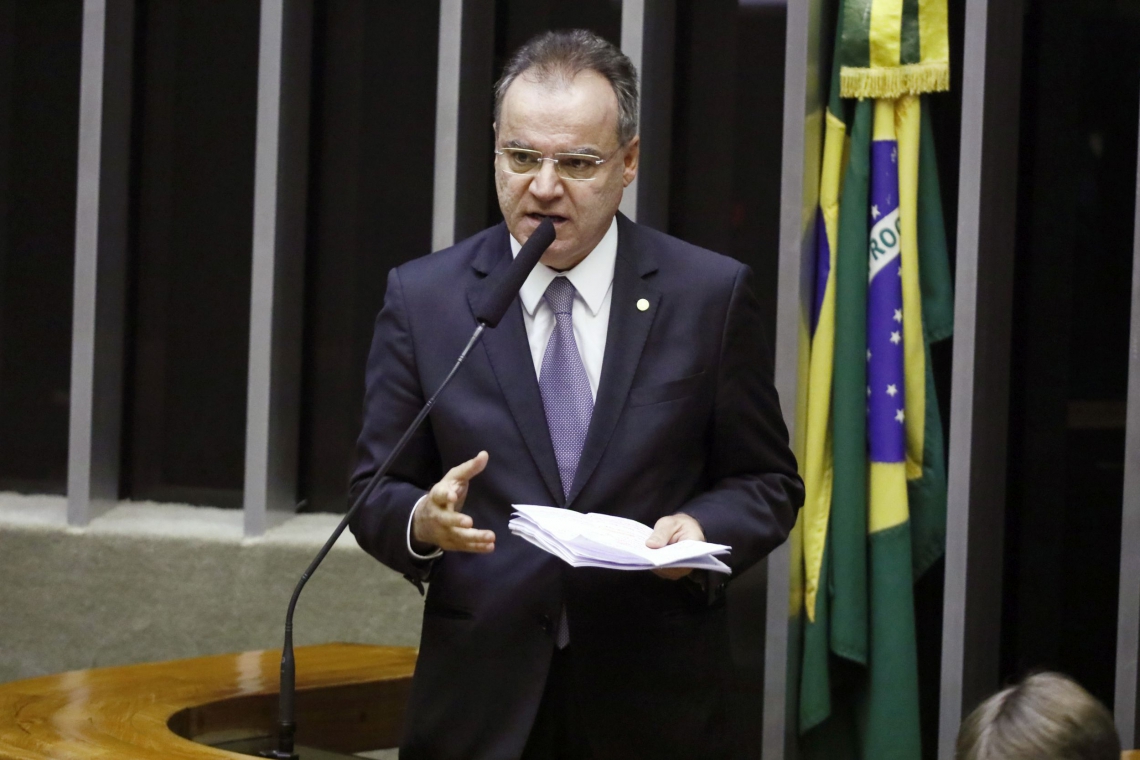 ￼RELATOR da proposta, Samuel Moreira pediu que os deputados 