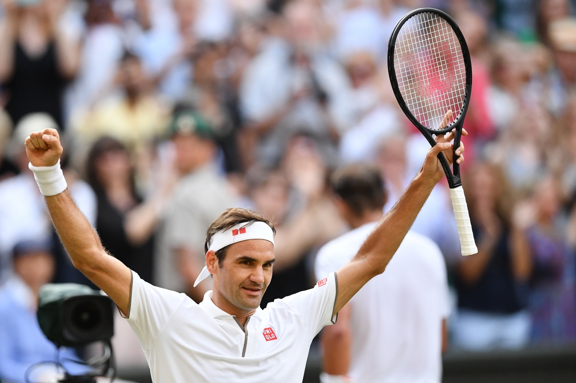 Switzerland's Roger Federer celebrates beating Spain's Rafael Nadal during their men's singles semi-final match on day 11 of the 2019 Wimbledon Championships at The All England Lawn Tennis Club in Wimbledon, southwest London, on July 12, 2019. (Photo by Daniel LEAL-OLIVAS / AFP) / RESTRICTED TO EDITORIAL USE (Foto: AFP)