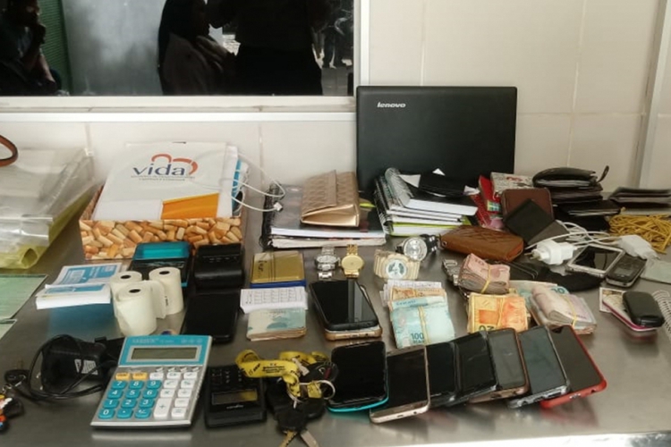 ￼OPERAÇÃO apreendeu celulares, cadernos e dinheiro em espécie com os suspeitos (foto: Divulg...