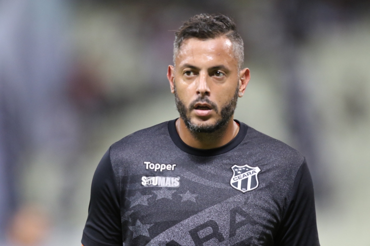 Fernando Henrique passaria a brigar pela condição de reserva imediato com a chegada de Lucas França