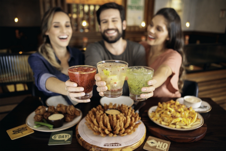 Outback celebra Dia do Amigo com bebidas alcoólicas pela metade do preço(foto: Foto Danilo Quad...