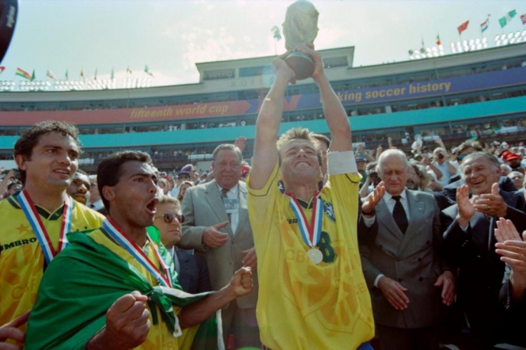 Dunga se tornou capitão do time no decorrer do torneio (foto: Timothy A. Clary/AFP)