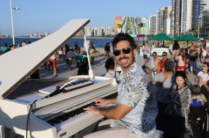 O pianista Felipe Adjafre toca todos os domingos, no calçadão da Praia de Iracema 
