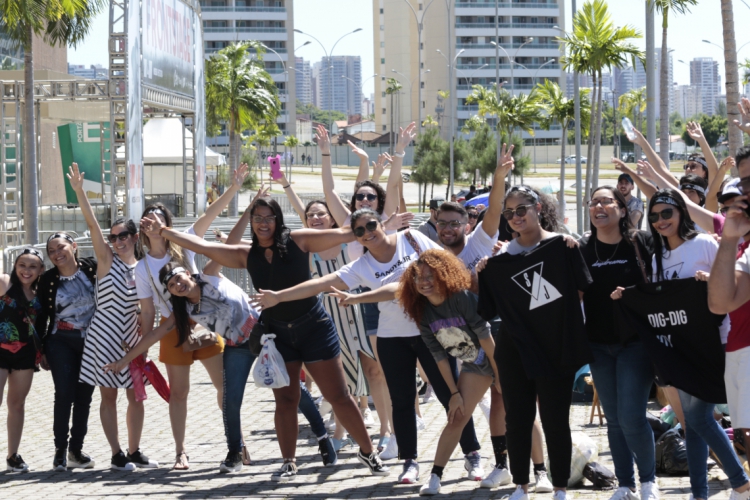 Fãs de Sandy & Junior fazem fila para ter o melhor lugar na hora do show, no Centro de Eventos(f...