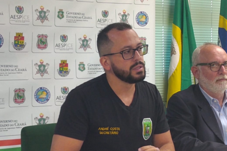 Secretário André Costa durante entrevista coletiva na tarde desta sexta-feira, 19, sobre a pris...