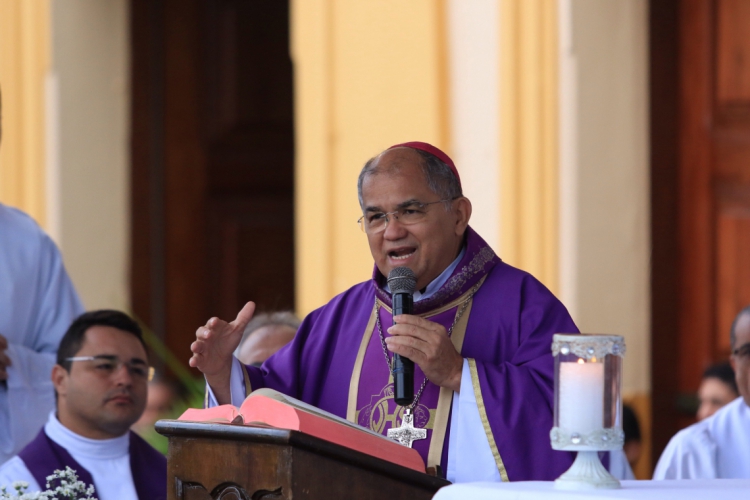 JUAZEIRO DO NORTE, CEARÁ, BRASIL 20-07-2019: Dom Gilberto Pastana, arcebispo do Crato.Missa de c...
