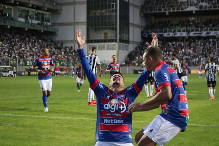 Juninho e Carlinhos s&atilde;o os retornos do Fortaleza para encarar o Flu (foto: Leonardo Moreir...