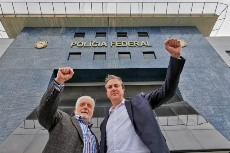 Jaques Wagner e Camilo Santana após a visita ao ex-presidente, preso em Curitiba(foto: Ricardo S...