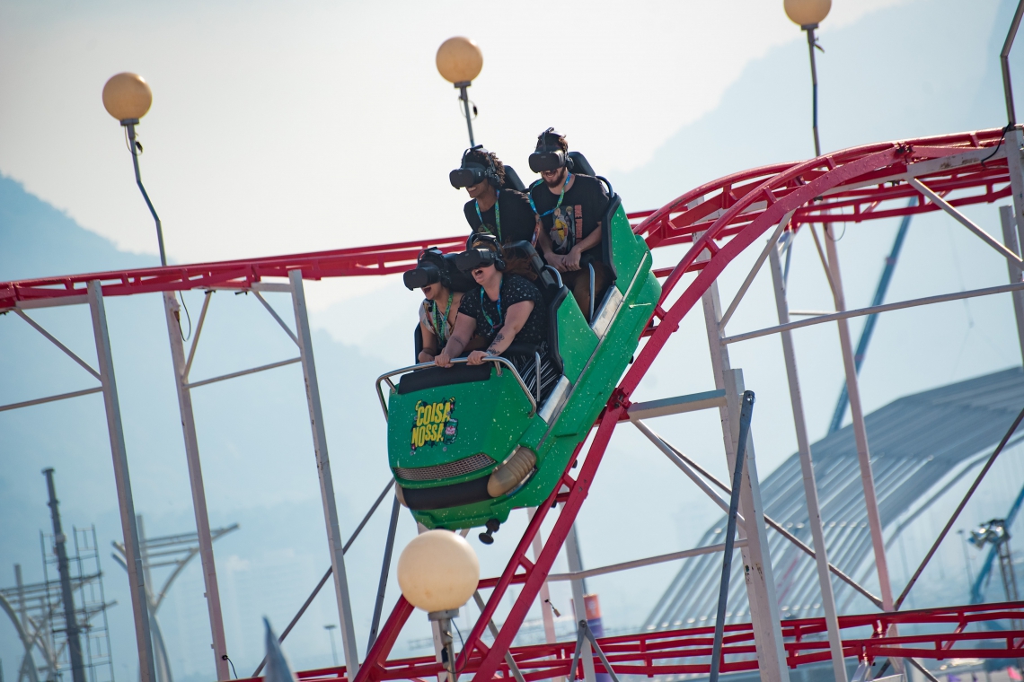 Montanha-russa aliada &agrave; realidade virtual oferece experi&ecirc;ncia emocionante aos visitantes.