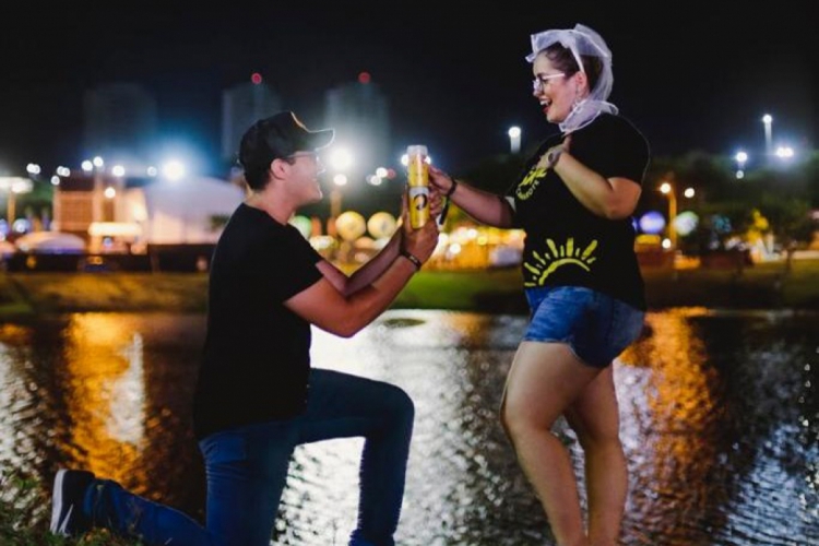 Casal terá bebidas do casamento financiadas pela Skol(foto: Divulgação/Skol)