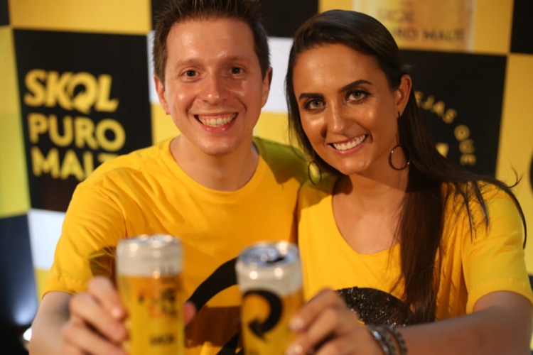 Diretor regional da Ambev, Roberto Mattos (à esquerda) junto com Mariana Rech, gerente de market...