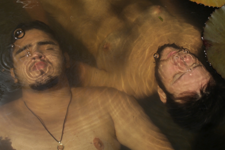 Curta "Aqueles Dois", de Émerson Maranhão, traz retrato de dois homens tr...