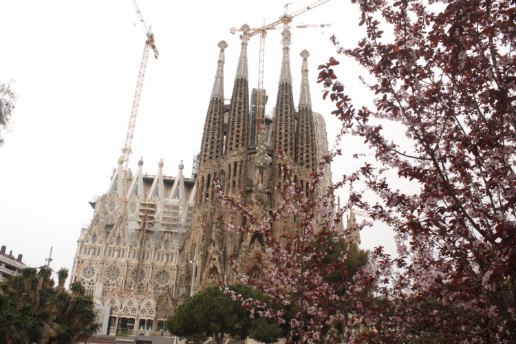 A Basílica da Sagrada Família está em construção há mai...