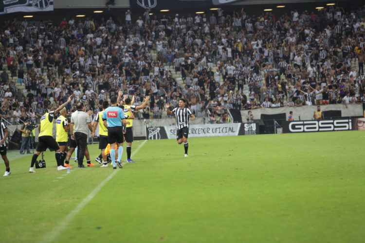 Felippe Cardoso marcou o segundo gol do Alvinegro (foto: Júlio Caesar/O POVO)
