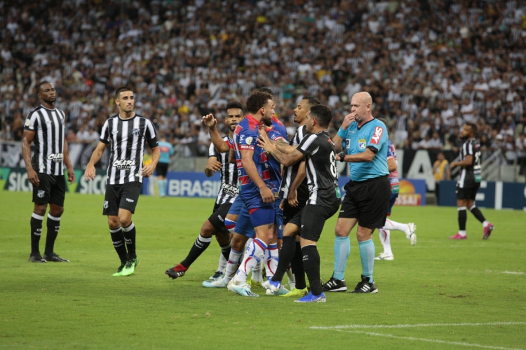Após a marcação do pênalti, André Luís (centro) se desentendeu com jogadores do Ceará. (fo...
