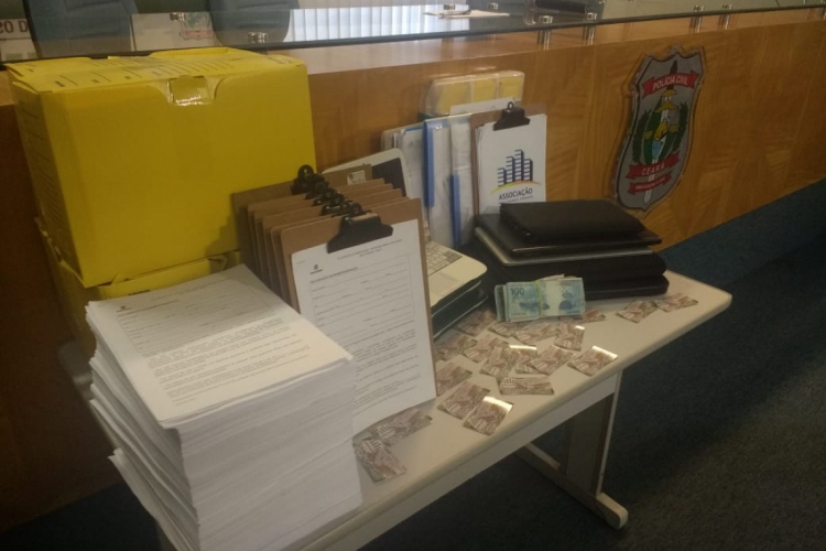 Com os suspeitos, foram encontrados documentos que comprovavam o golpe, notebooks, pendrives, um ...