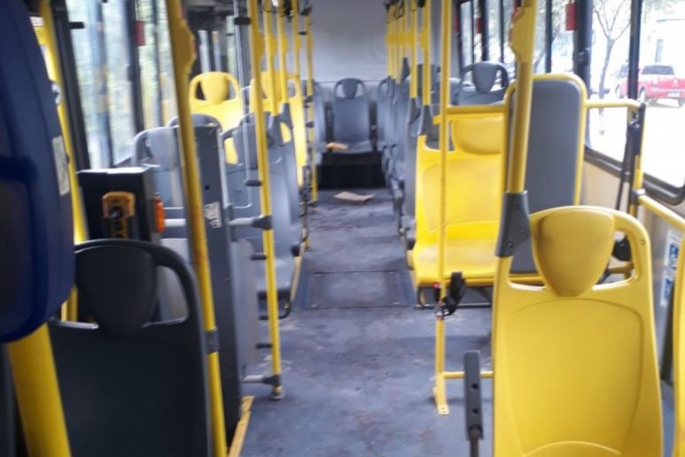 &Ocirc;nibus alvo dos assaltantes(foto: WhatsApp O POVO)
