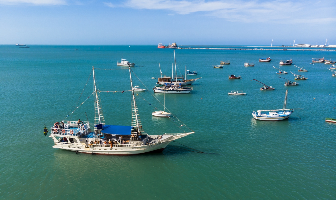 Barcos ancorados na orla de Fortaleza