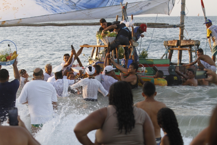 A Festa de Iemanjá é celebrada em Fortaleza desde 1950. Em 2017, o festejo foi registrado como ...