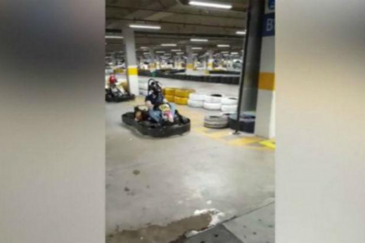 A jovem havia ido ao local pela primeira vez para se divertir com o namorado e usava todos os equ...