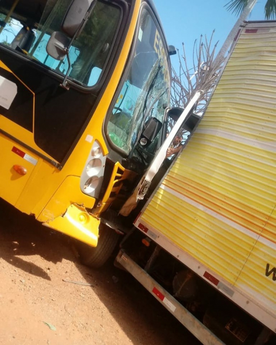 Motorista e passageiro do caminhão ficaram feridos 