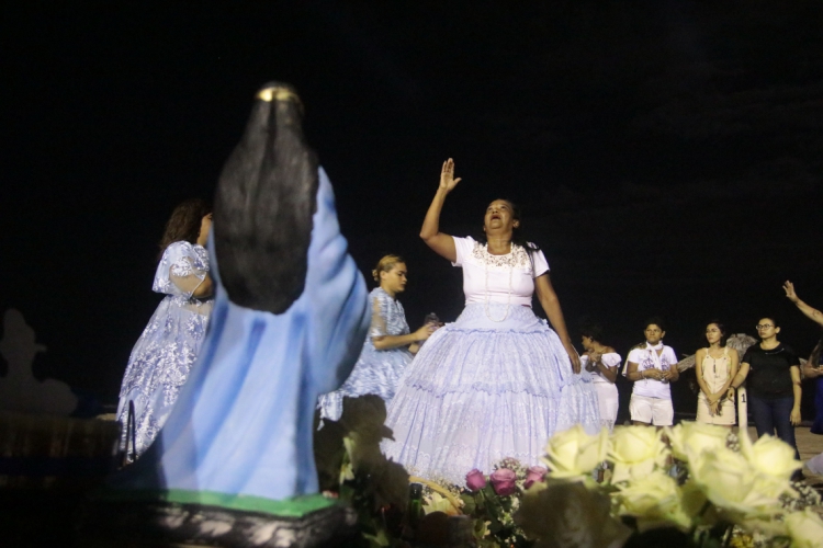 Festa de Iemanj&aacute; reuniu v&aacute;rios grupos na Praia do Futuro. Na foto, m&atilde;e Dita(...