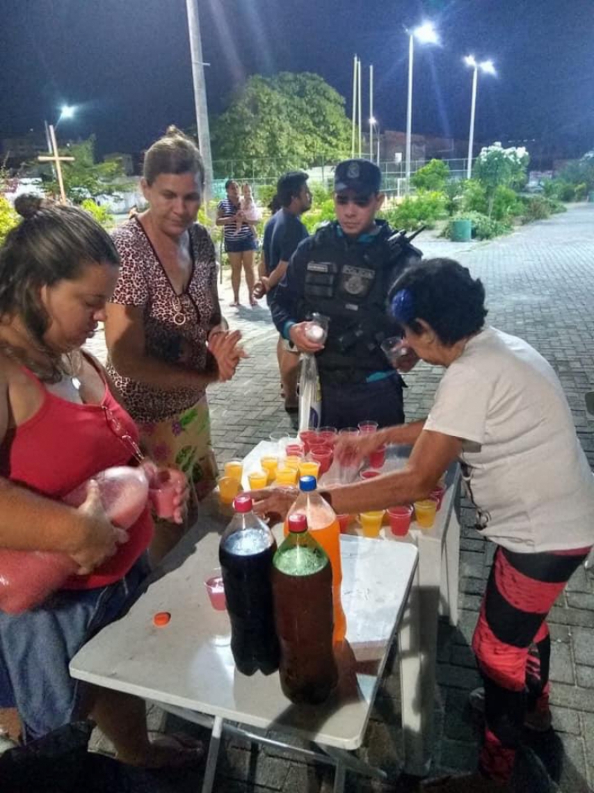 Mulheres da comunidade no Antônio Bezerra levam lanches para as crianças e famílias que assistem aos filmes