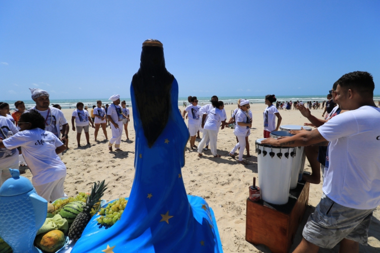Homenagens &agrave; Iemanj&aacute; foram realizadas nesta quinta na Praia do Futuro e na Praia de...
