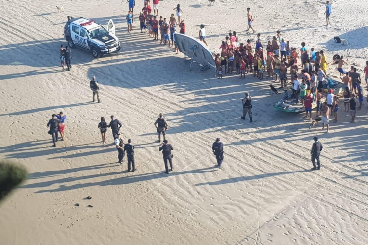 Em imagens da ação, é possível ver que uma aeronave da Coordenadoria Integrada de Operações...