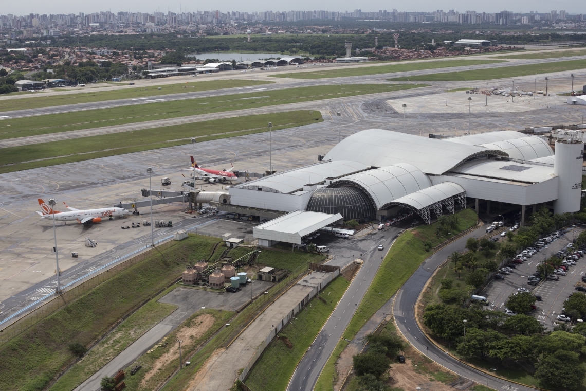 ￼Uma inspeção foi feita na pista no início da noite deste domingo, 5, para que fosse garantida a segurança da operação no aeroporto (Foto: FÁBIO LIMA)