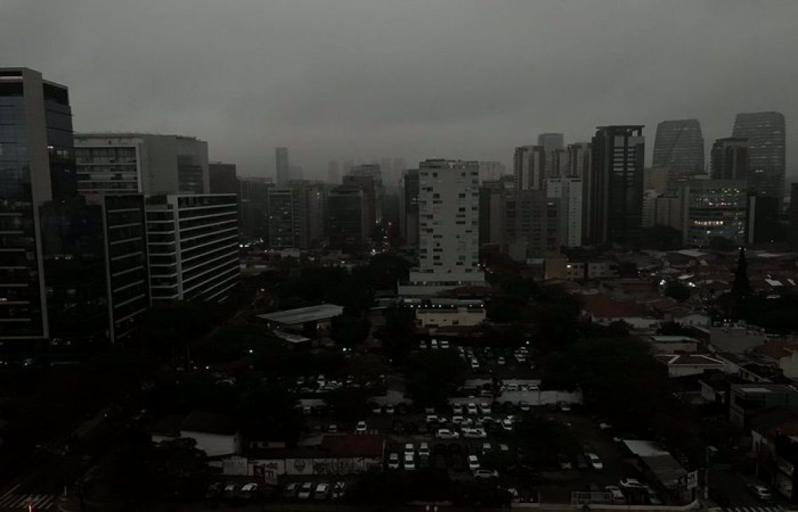 Nas redes sociais, foram difundidas imagens impressionantes de SÃ£o Paulo vivendo a tarde como se fosse noite. 