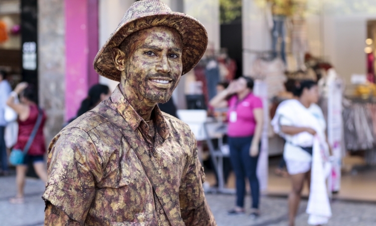 Yorge Luís trabalha como estátua viva no Centro de Fortaleza e na Beira-Mar