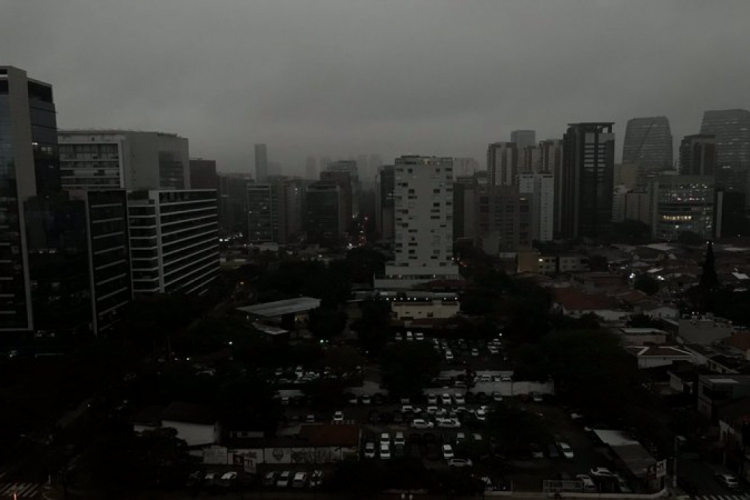 Nas redes sociais, foram difundidas imagens impressionantes de São Paulo vivendo a tarde como se...