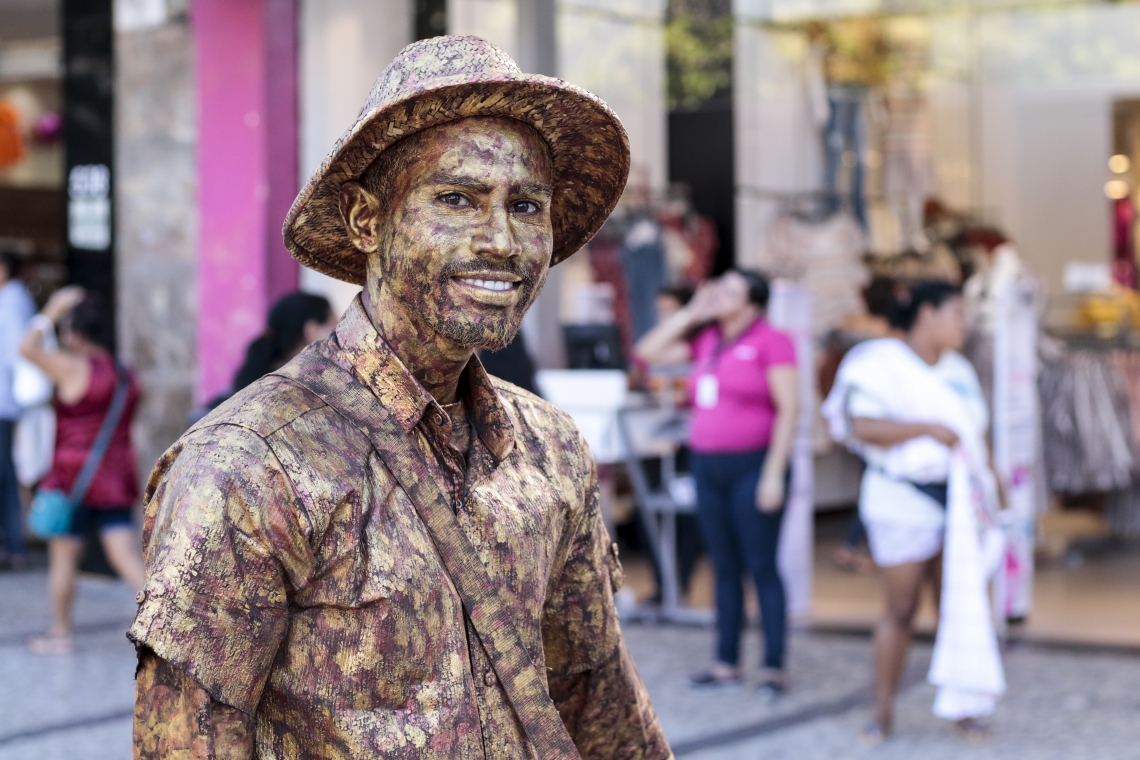 Yorge Luís trabalha como estátua viva no Centro de Fortaleza e na Beira-Mar (Foto: Alex Gomes em 20/08/2019)