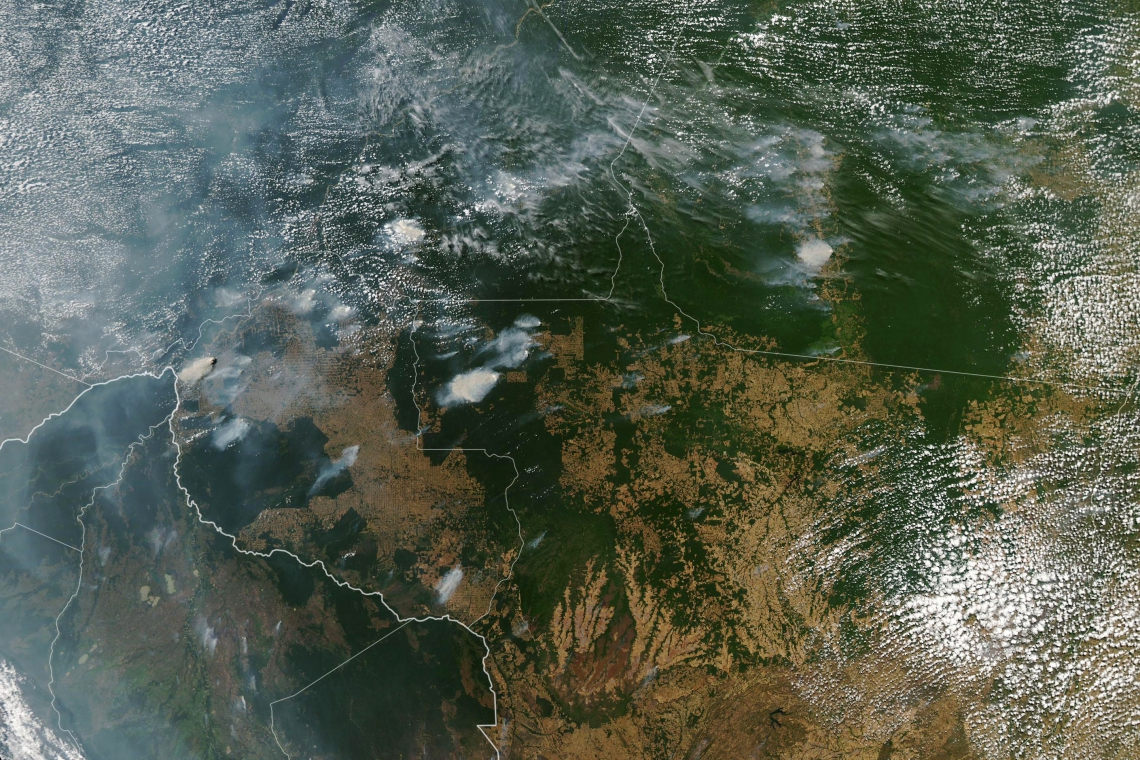 Imagem obtida pelo observatório da Nasa, que identifica focos de incêndio  no Amazonas, Pará, Mato Grosso e Rondônia 
