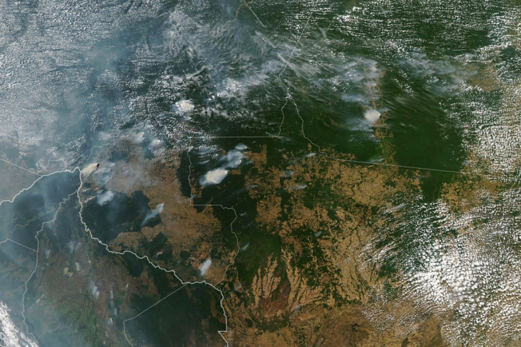 Imagem obtida em 21 de agosto de 2019 mostra vários incêndios nos estados brasileiro...