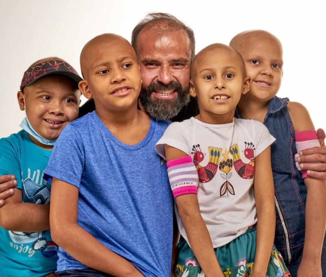 Publicitário André Mota e crianças do Lar Amigos de Jesus (Foto: divulgação)