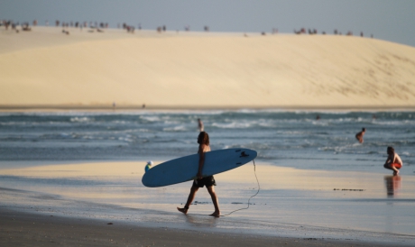 Por conta do clima favorável, litoral cearense é atraente para turistas durante o ano inteiro. (Foto: Fábio Lima/O POVO) 
